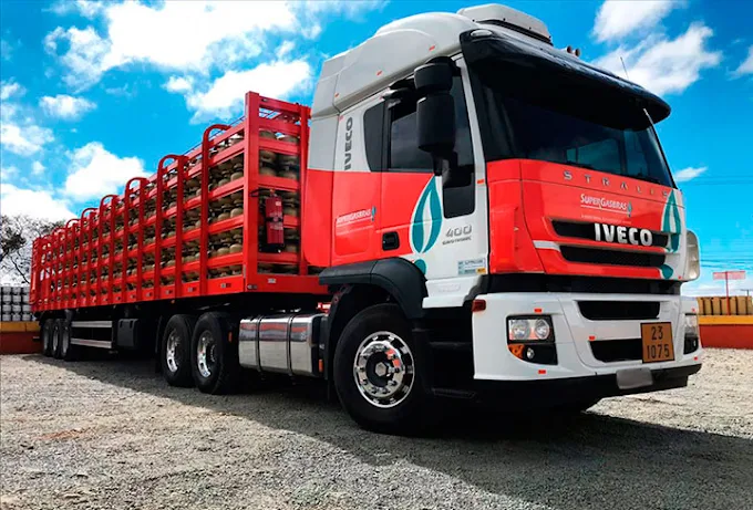 caminhão laranja e branco de da supergasbras